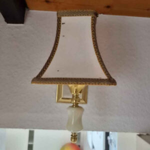 Wandleuchte Messing mit weißem Schirm