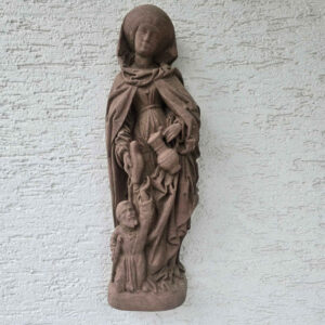 Drei Wandfiguren in Steinoptik