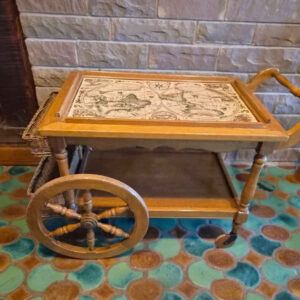 Vintage Barwagen mit Weltkarten-Fliesen