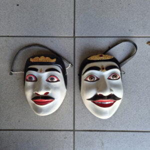 Zwei Holzmasken Indonesien Stil