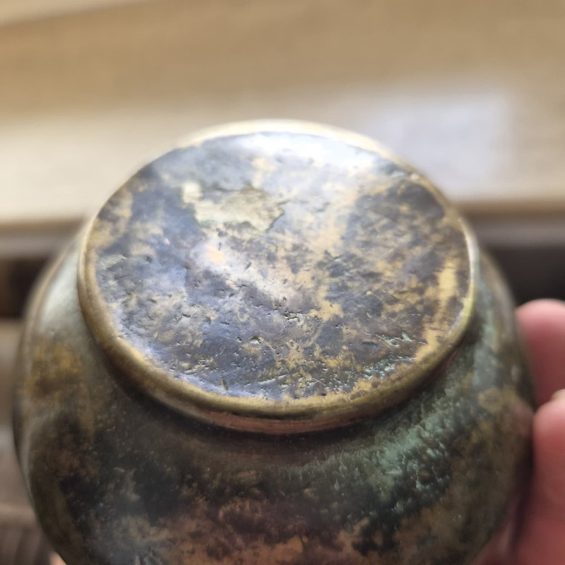 Kleine bauchige Metallkanne mit Henkel – Bild 3