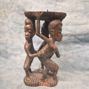 Geschnitzte Figurengruppe mit Kerzenhalter